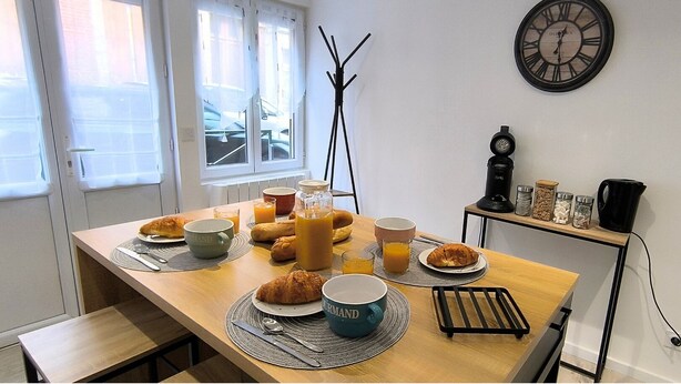 A breakfast table with croissants, juice, and coffee. - « Modern Cosy » Hyper Centre Bernay (Bernay)