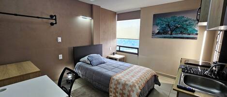 Comfort-sviitti | 1 makuuhuone, tallelokero huoneessa, työpöytä