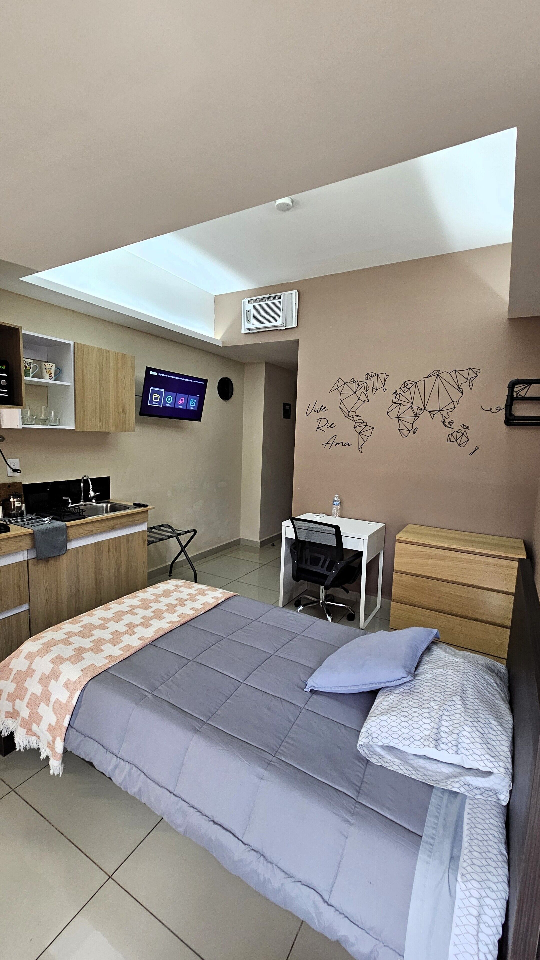 1 sovrum, värdeförvaringsskåp på rummet och skrivbord