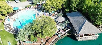 Middle Bass Island retreat,10-min ferry ride to Put-in-Bay, Pet friendly!