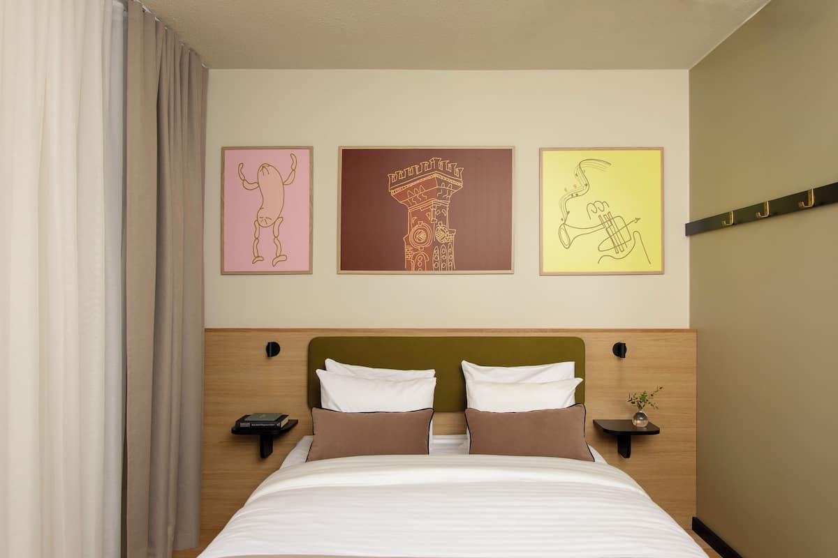 Room | 1 bedroom, soundproofing, iron/ironing board, free WiFi