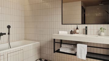 Un baño moderno con una bañera, un lavabo con espejo, un estante con toallas y un suelo a cuadros.
