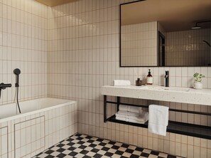 Executive-kattohuoneisto | Kylpyhuone | Suihku, ympäristöystävälliset hygieniatuotteet, hiustenkuivaaja, bidee