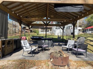 Outdoor dining - Waterfront Guesthouse in Six Mile! (Hemphill)