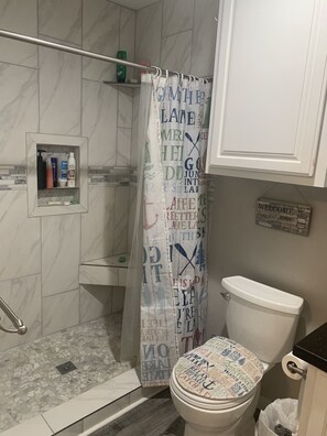 Shower, towels - Waterfront Guesthouse in Six Mile! (Hemphill)