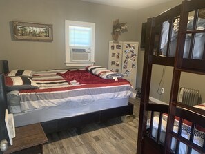 2 bedrooms, Internet, bed sheets - Waterfront Guesthouse in Six Mile! (Hemphill)