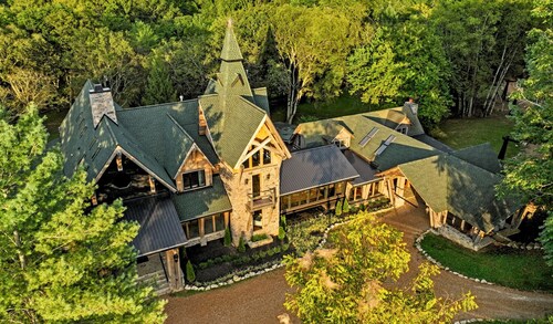 Extraordinary Manor at Dark Horse Estate