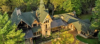 Extraordinary Manor at Dark Horse Estate