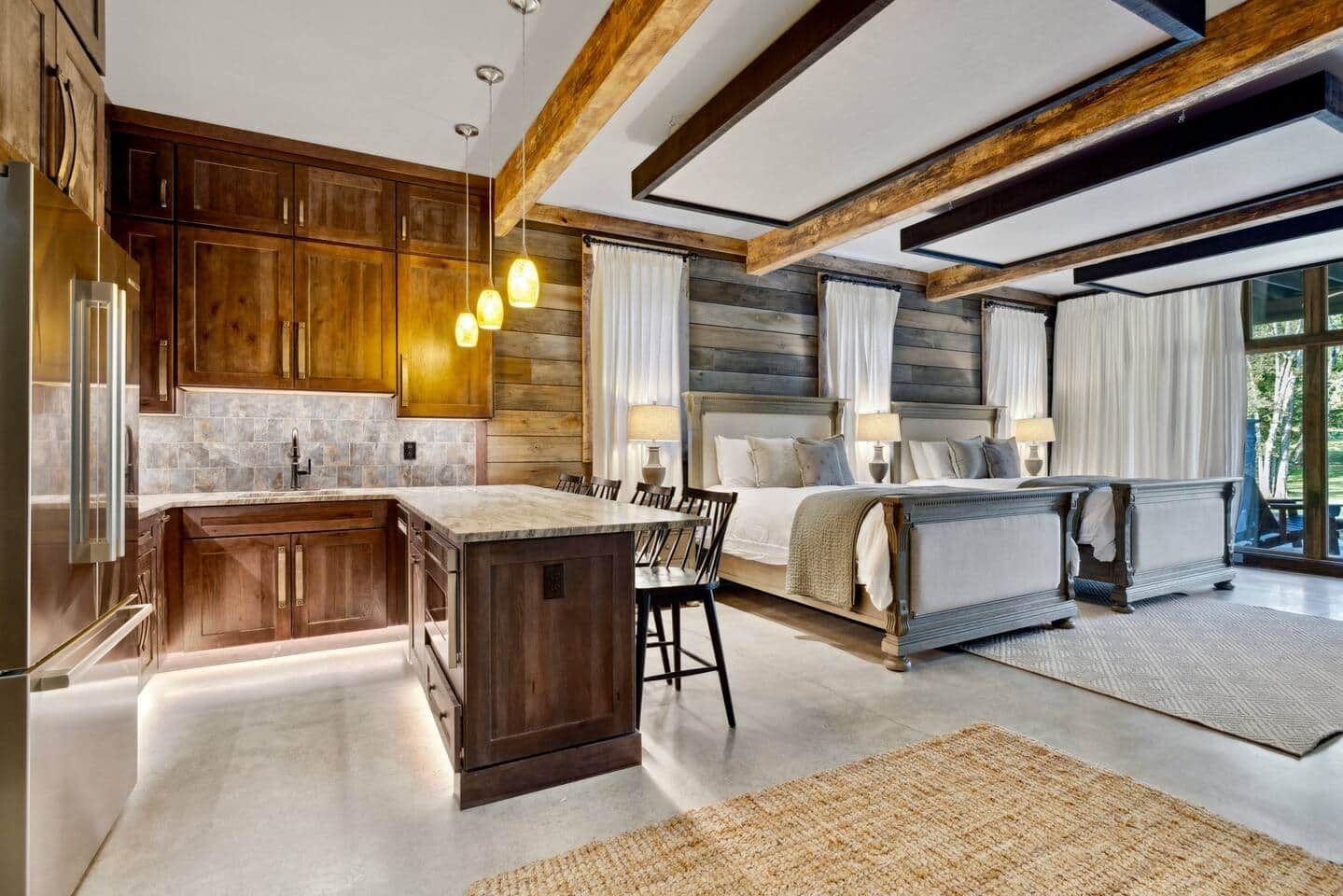 Une cuisine moderne avec des meubles en bois, un îlot central et des luminaires suspendus.