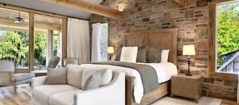Extraordinary Manor at Dark Horse Estate