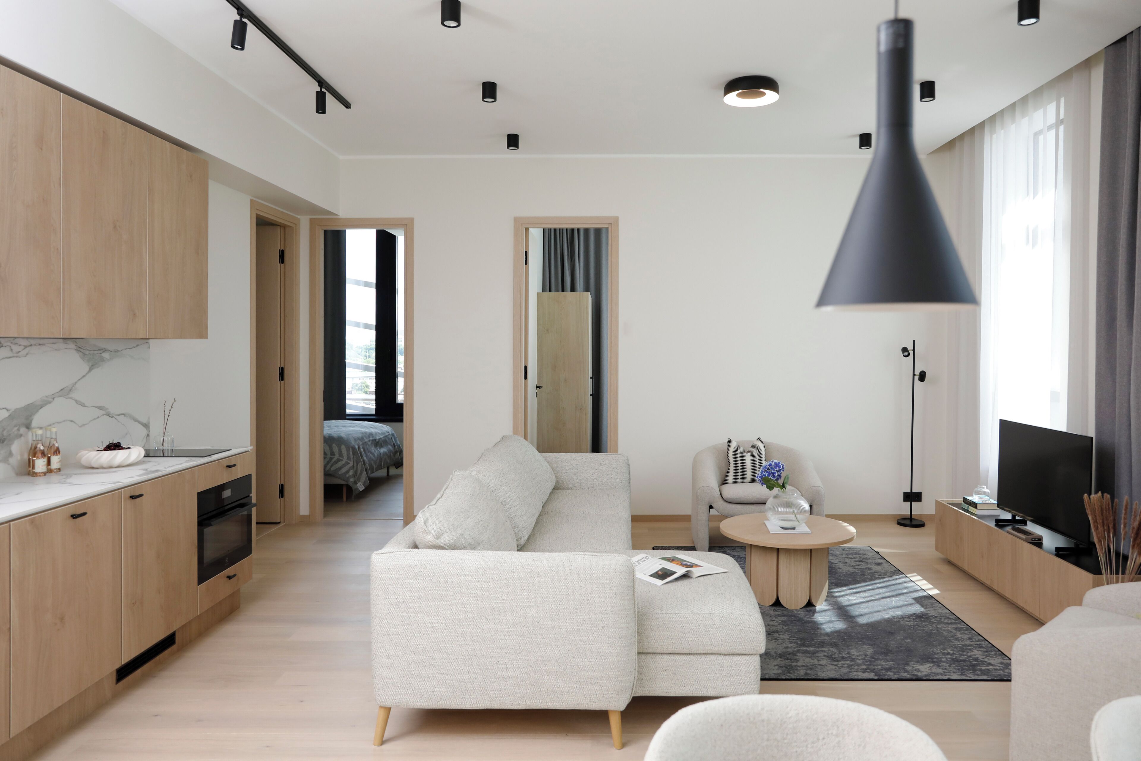 ستائر تعتيم وتجهيزات عازلة للصوت ومكواة/لوح كي