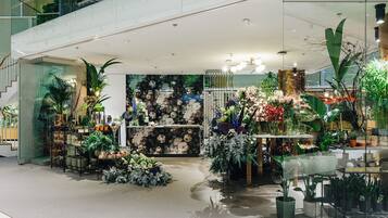 Een moderne plantenwinkel van binnen, met verschillende potplanten en bloemstukken.