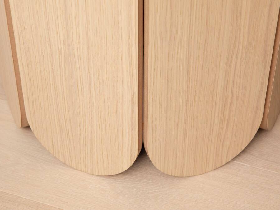 Un gros plan d’un plancher en bois dont le bord est incurvé.