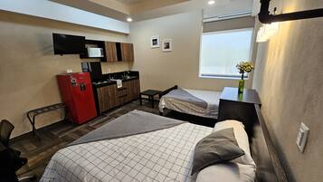 Suite estudio familiar, varias camas, no fumadores, cocina | 1 dormitorio, caja fuerte, escritorio y cortinas opacas