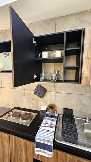 Family Studio Suite, Multiple Beds, Non Smoking, Kitchen | Private kitchen | Fridge, microwave, blender, griddle
