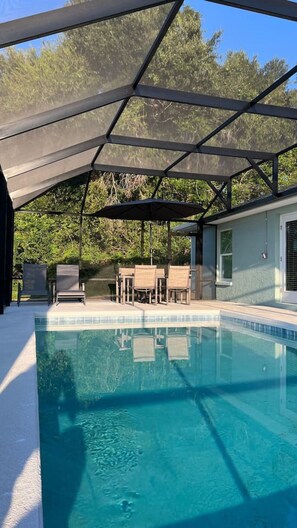 Una piscina al aire libre