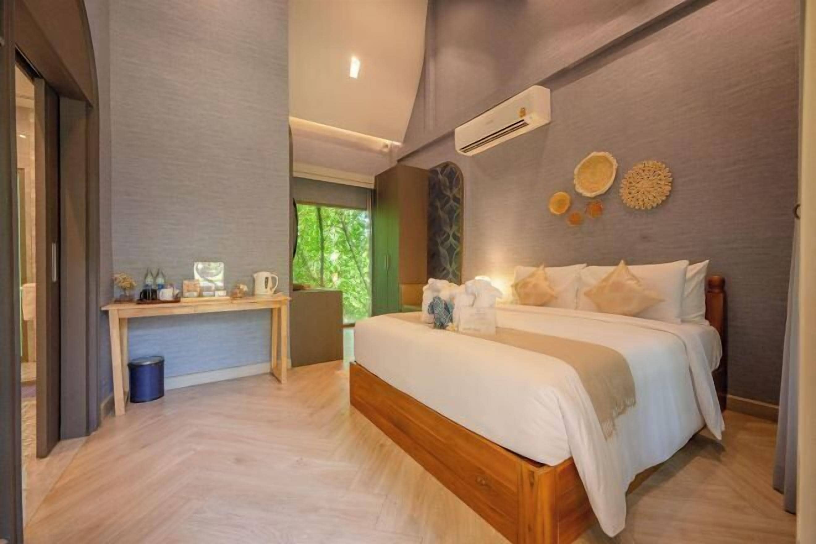 Kostenlose Minibar, Zimmersafe, Verdunkelungsvorhänge