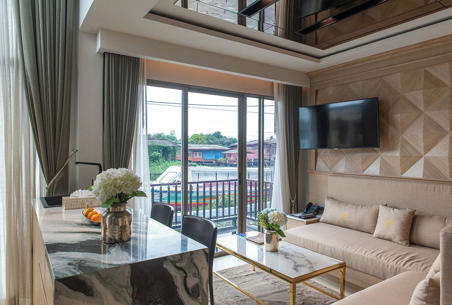 Canal Villa | Free minibar, in-room safe, blackout curtains, iron/ironing board