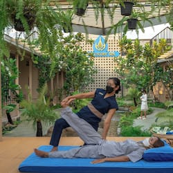 Couples treatment rooms, aromatherapy, hot stone massages