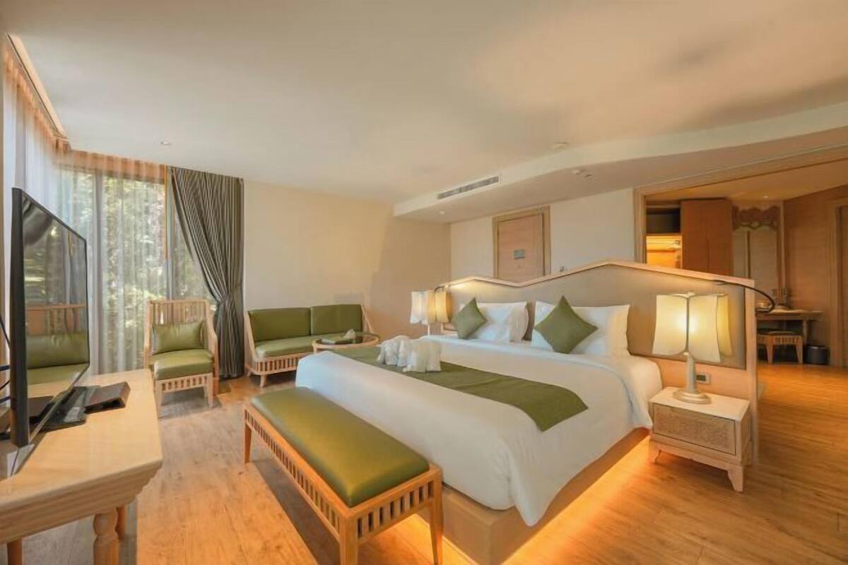 1 bedroom, free minibar, in-room safe, blackout curtains