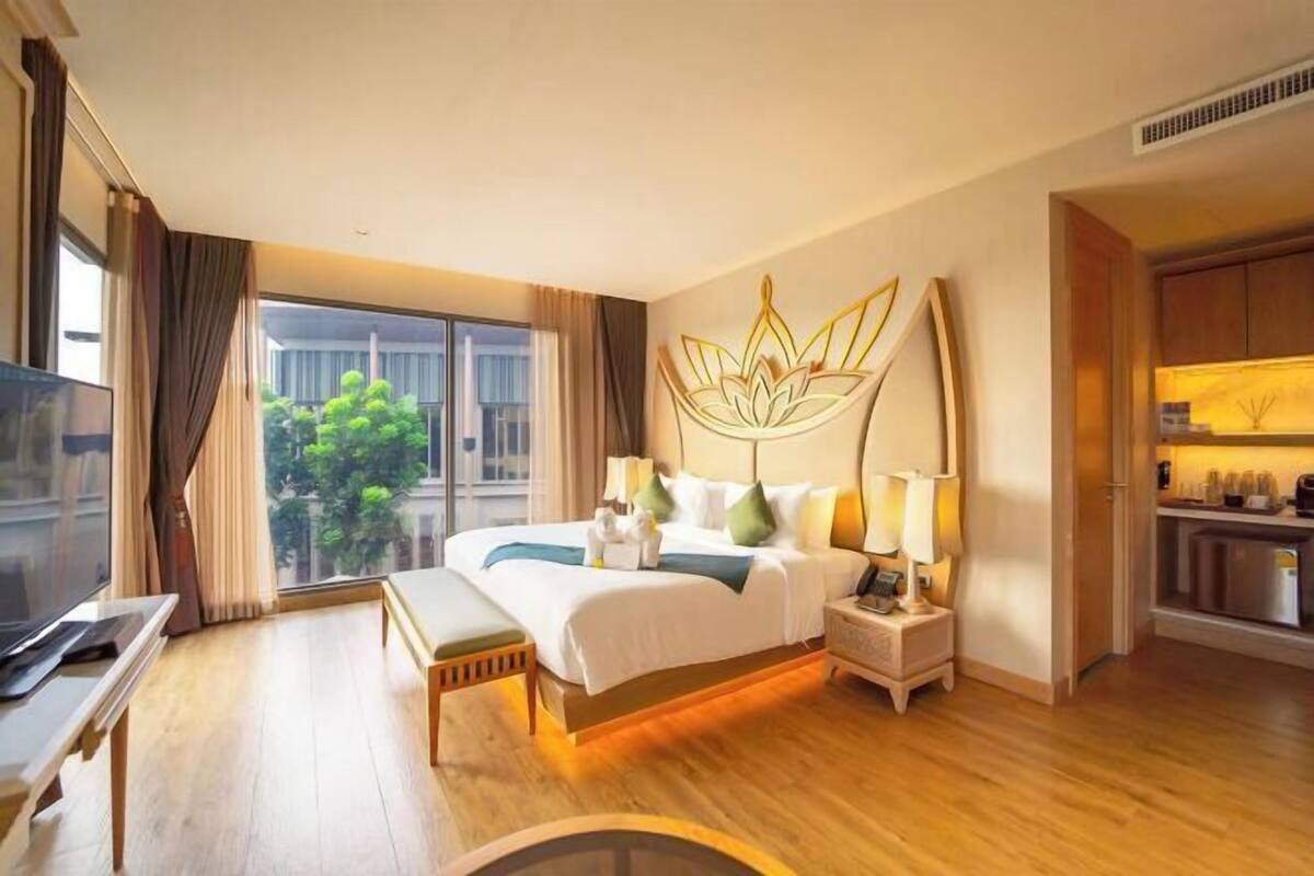 1 bedroom, free minibar, in-room safe, blackout curtains