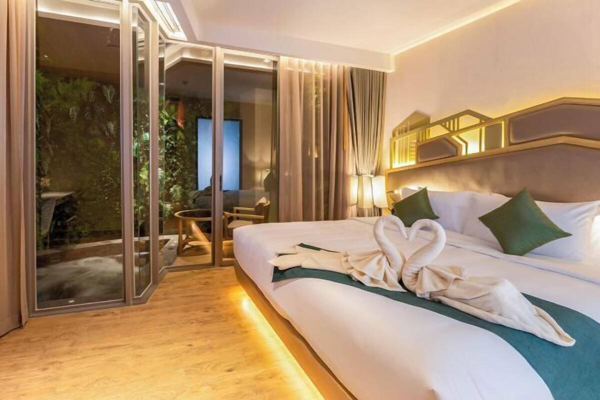 1 bedroom, free minibar, in-room safe, blackout curtains