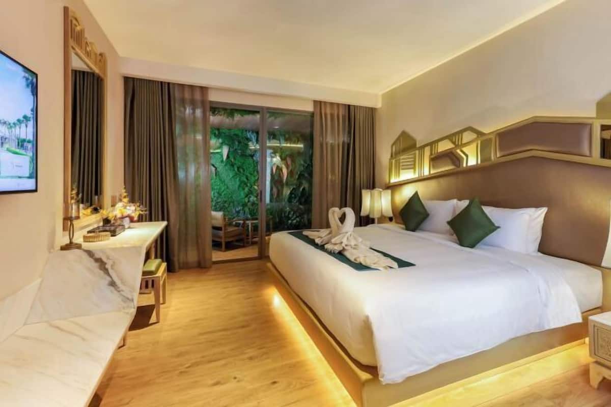 1 bedroom, free minibar, in-room safe, blackout curtains