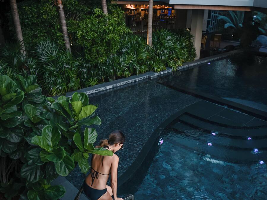 Una piscina al aire libre