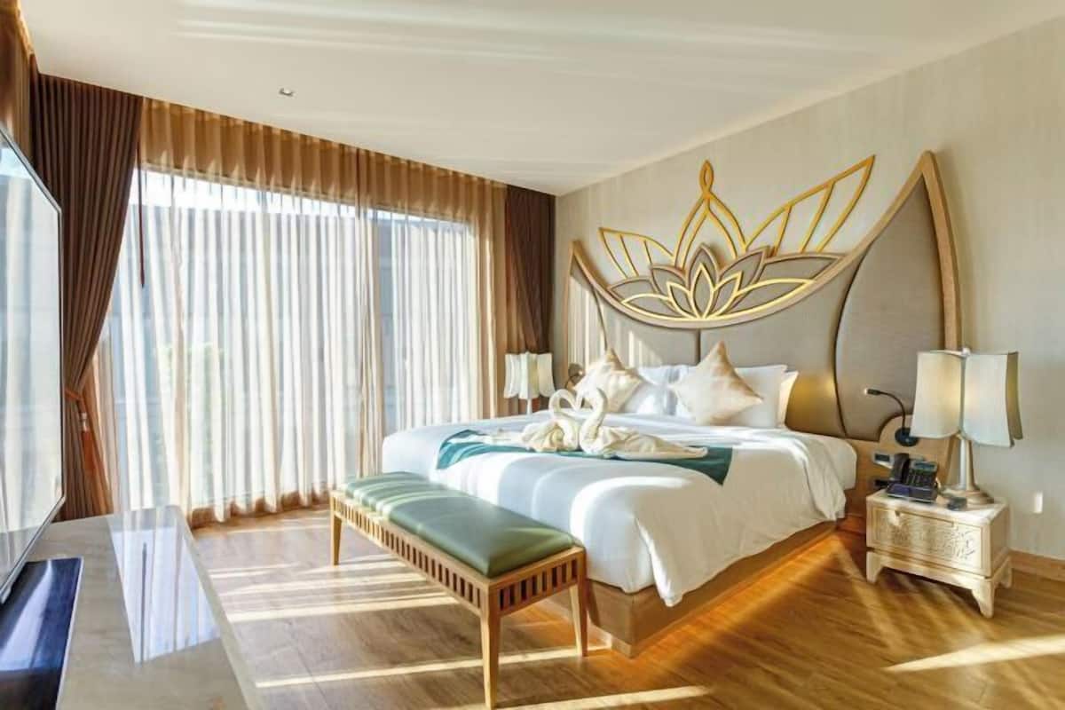 1 bedroom, free minibar, in-room safe, blackout curtains