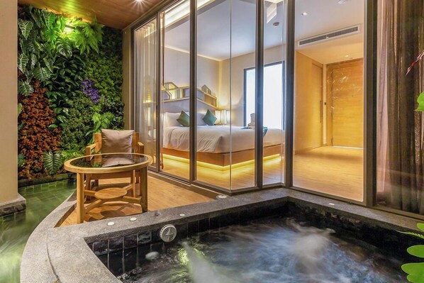 Signature Garden King with Whirlpool | Artículos del minibar gratis y caja de seguridad en la habitación 