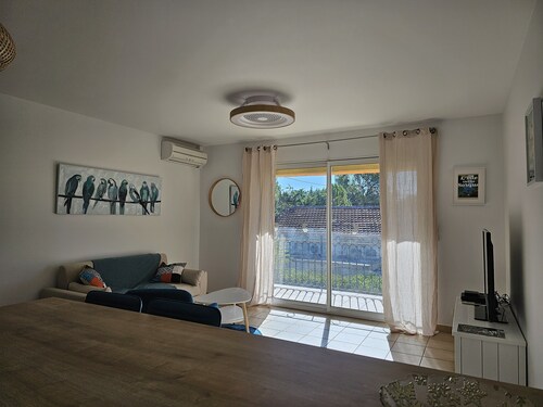 Appartement au 1er Étage Résidence Privée, Fermée Emplacement de Parking Privé