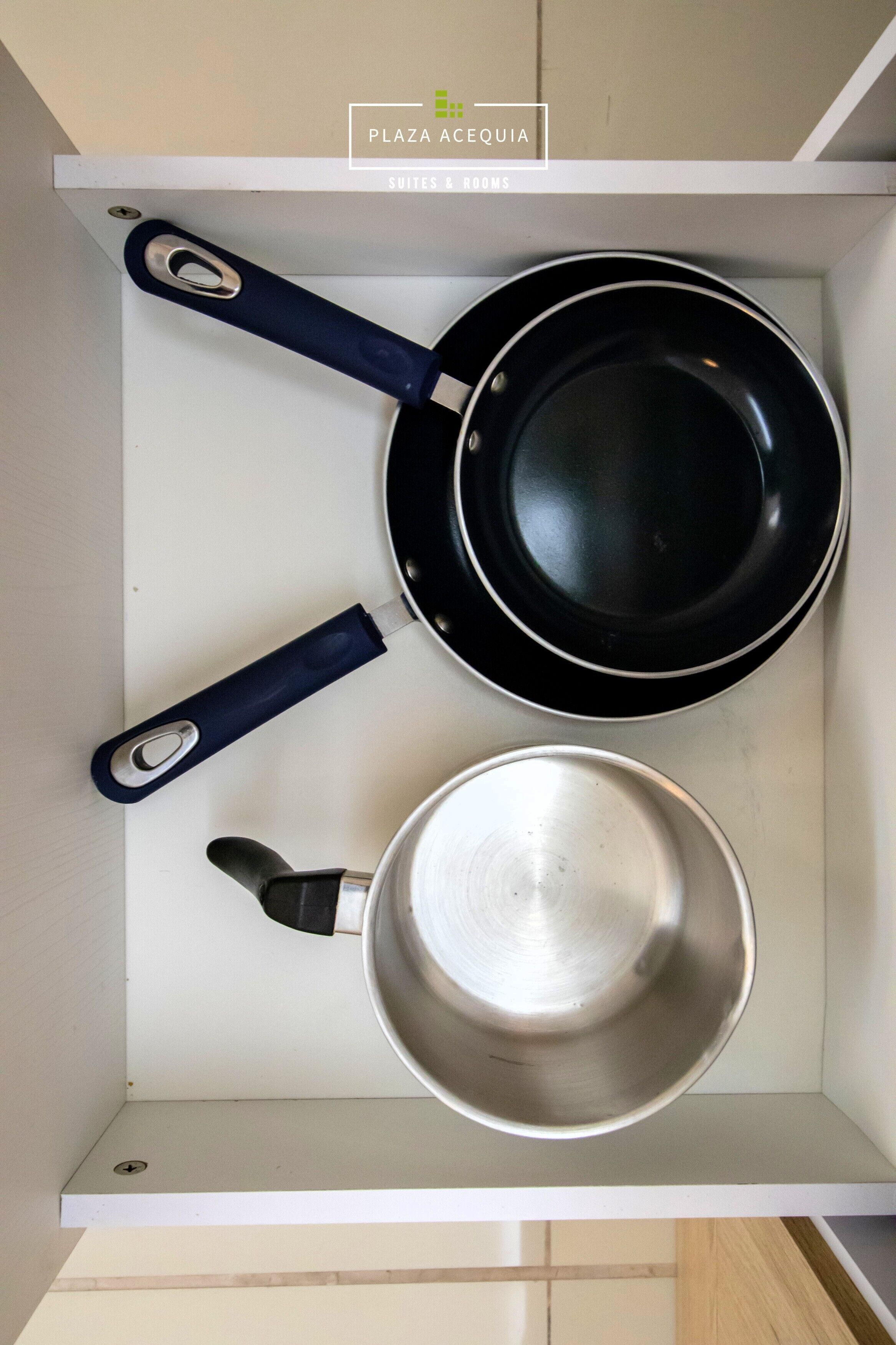 Un tiroir de cuisine contenant deux poêles et une casserole.