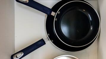Un tiroir de cuisine contenant deux poêles et une casserole.