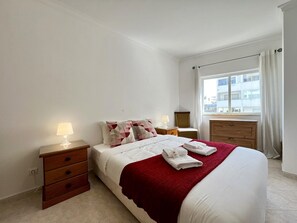 Iron/ironing board, free WiFi, bed sheets