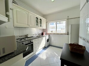 Fridge, oven, coffee/tea maker, electric kettle - QUARTEIRA CENTRAL BEACH 1 by HOMING (Quarteira)