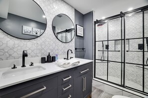 Een douche, een haardroger, handdoeken, zeep