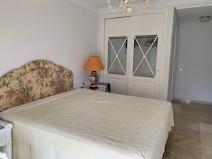 2 makuuhuonetta, silitysrauta/-lauta, Wi-Fi, vuodevaatteet
