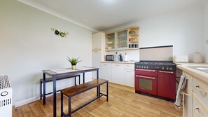 Casa | Cocina privada | Refrigerador, microondas, horno y parrilla de estufa