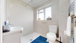 Casa | Baño | Regadera, secadora de cabello, toallas
