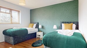 House | 3 bedrooms, iron/ironing board, free WiFi, bed sheets - Entire 3 Bed Home in Basildon Sleeps up to 6 (Basildon)