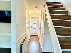 House | Interior - Entire 3 Bed Home in Basildon Sleeps up to 6 (Basildon)