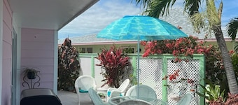 Renovated Beach Villa 671. Steps away from the beach. Sleeps 6. WiFi. Laundry