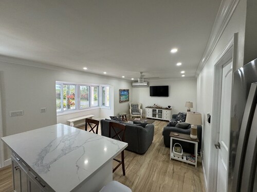 Renovated Beach Villa 671. Steps away from the beach. Sleeps 6. WiFi. Laundry