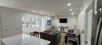 Renovated Beach Villa 671. Steps away from the beach. Sleeps 6. WiFi. Laundry