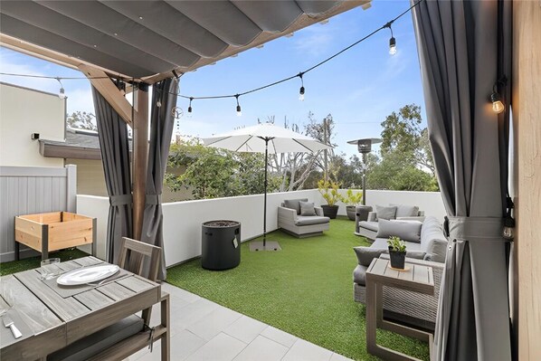 Outdoor dining - Seaside Elegance Chic Getaway Near Downtown (Manhattan Beach)