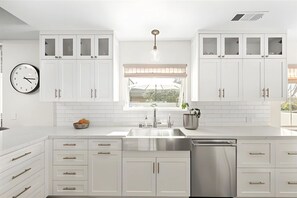 Private kitchen - Seaside Elegance Chic Getaway Near Downtown (Manhattan Beach)