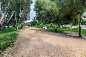 Property grounds - Seaside Elegance Chic Getaway Near Downtown (Manhattan Beach)