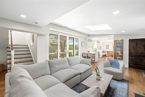 Living area - Seaside Elegance Chic Getaway Near Downtown (Manhattan Beach)