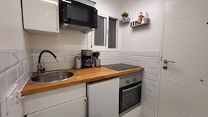 Fridge, microwave, oven, coffee/tea maker