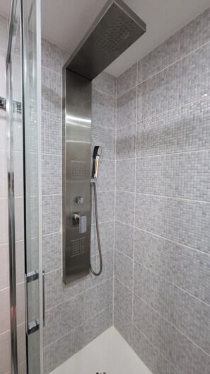 Dusche, Haartrockner, Handtücher